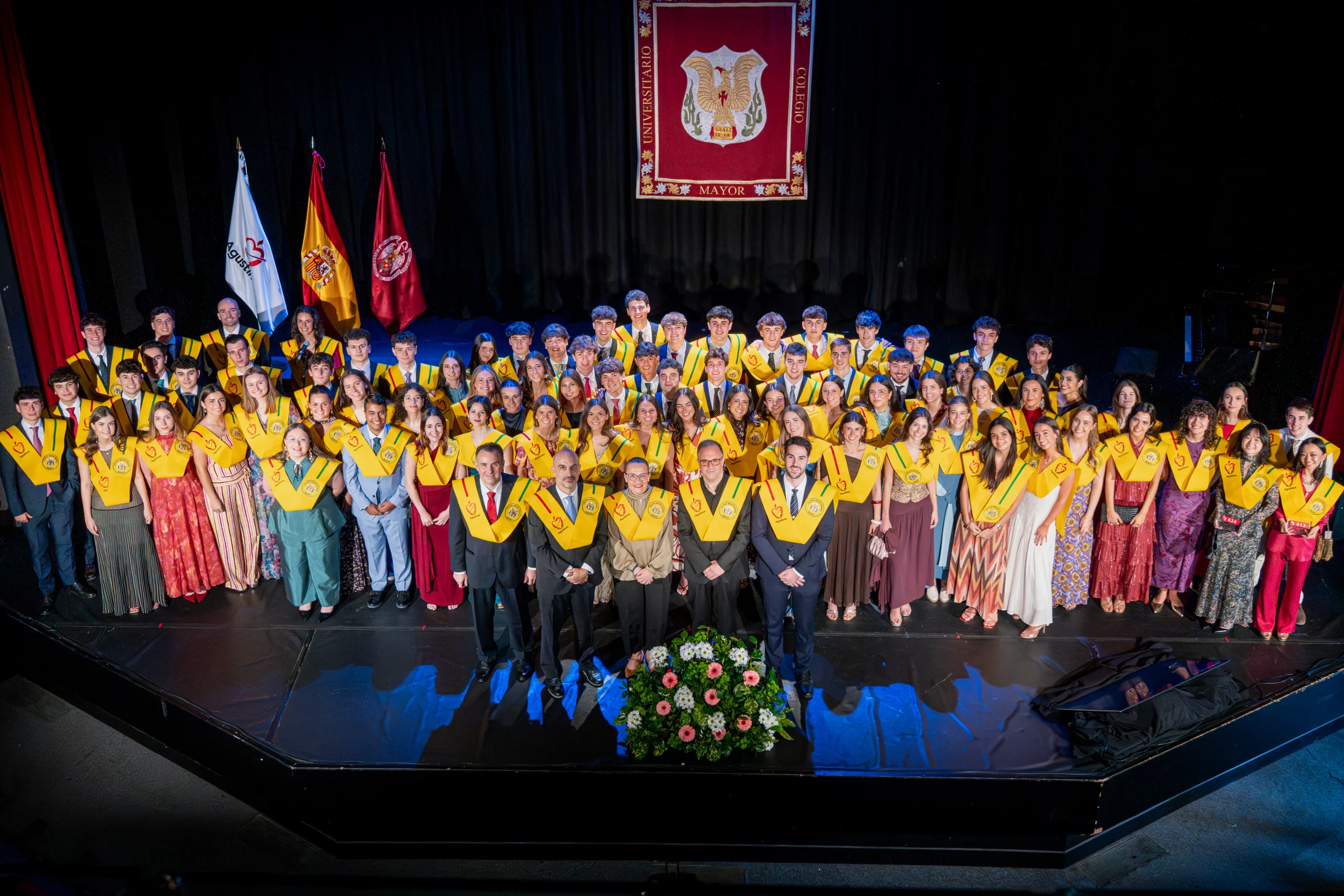 Los colegiales del Mendel y la dirección se hacen una foto de familia en el acto de clausura.